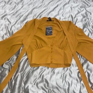 Low cut bottom down blouse